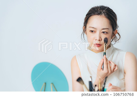 中年婦女用化妝刷化妝 106750768