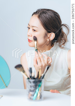 中年婦女用化妝刷化妝 106750771