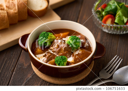 慢煮牛肉 106751633