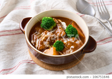 slow-cooked beef stew 106751646