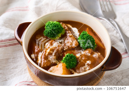 slow-cooked beef stew 106751647