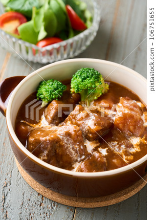 slow-cooked beef stew 106751655