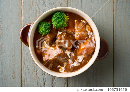 slow-cooked beef stew 106751656