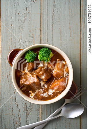 slow-cooked beef stew 106751661