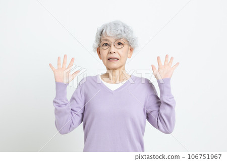 驚訝的高級女人舉起手 106751967