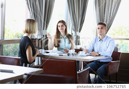 Businessman explains the policy of the enterprise 106752785