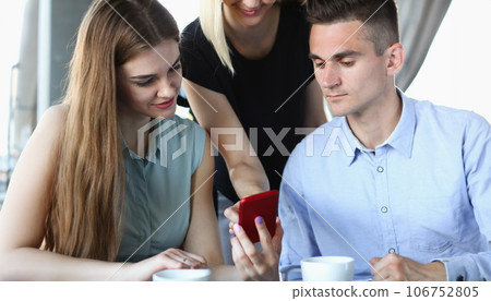 A group of people in a cafe communicate 106752805