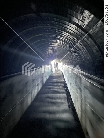 一個跑步者走向隧道盡頭的光明 106753352