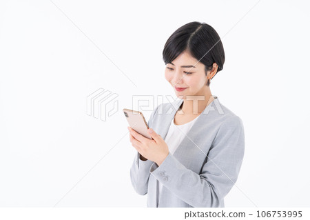 Business woman using a smartphone 106753995