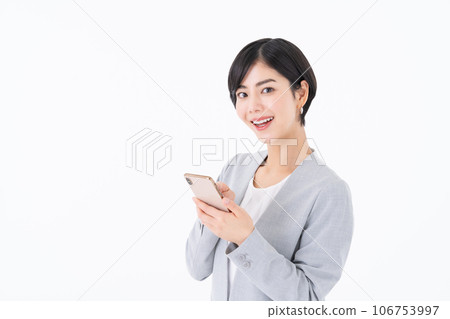 使用智能手機的女商人 使用智能手機的女商人 106753997