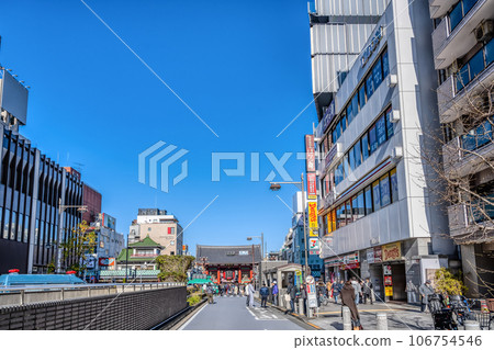 Tokyo cityscape: Kaminarimon Gate on the first three days of the New Year Tokyo cityscape: Kaminarimon Gate on the first three days of the New Year 106754546