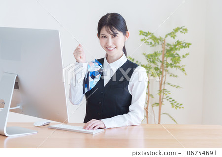 一名女工作人員使用電腦擺出握拳姿勢 一名女工作人員使用電腦擺出握拳姿勢 106754691