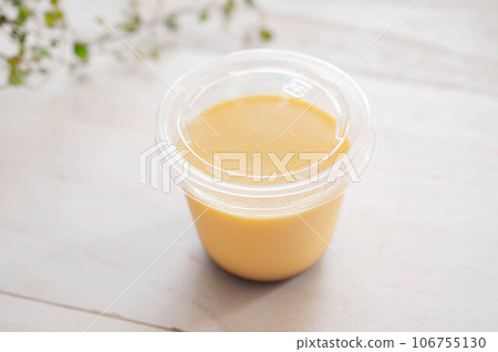 杯子裡的蛋奶布丁 106755130