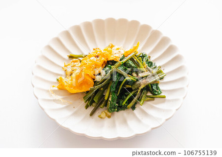 Stir-fried eggs and greens 106755139