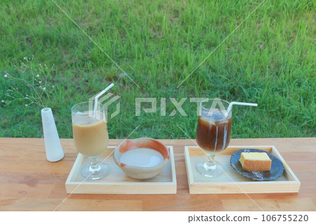 Snack time in the garden 106755220