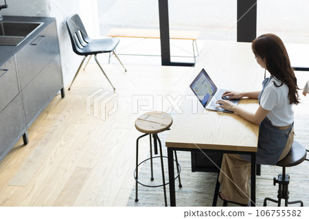 Woman working in the office Woman working in the office 106755582