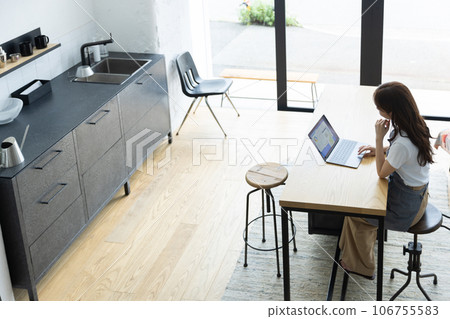 Woman working in the office Woman working in the office 106755583
