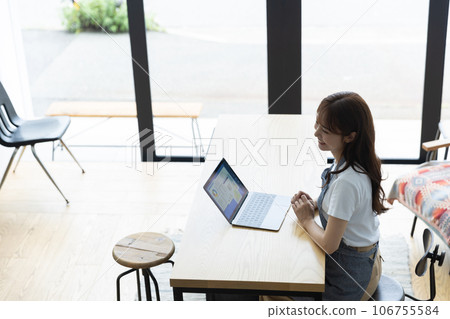 Woman working in the office Woman working in the office 106755584