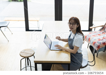 在辦公室工作的婦女 106755654