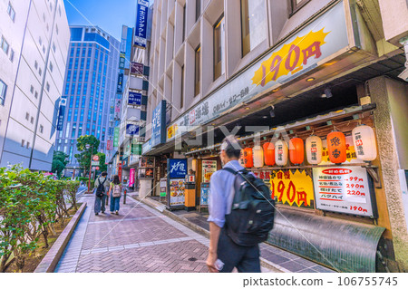 日本橫濱市容 橫濱站西口前的鬧市區。酷暑持續。遠離電暈...戴著口罩 = 8 月 17 日 日本橫濱市容 橫濱站西口前的鬧市區。酷暑持續。遠離電暈...戴著口罩 = 8 月 17 日 106755745