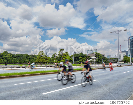 [Palace Cycling] Uchibori Street in front of the Imperial Palace is open to bicycles every Sunday 106755792
