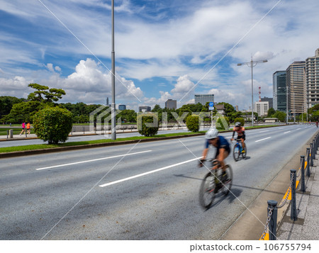 [Palace Cycling] Uchibori Street in front of the Imperial Palace is open to bicycles every Sunday 106755794