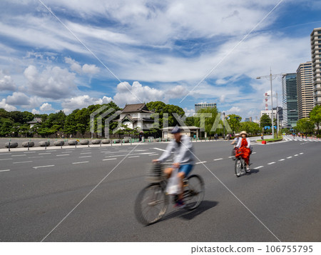 [Palace Cycling] Uchibori Street in front of the Imperial Palace is open to bicycles every Sunday 106755795
