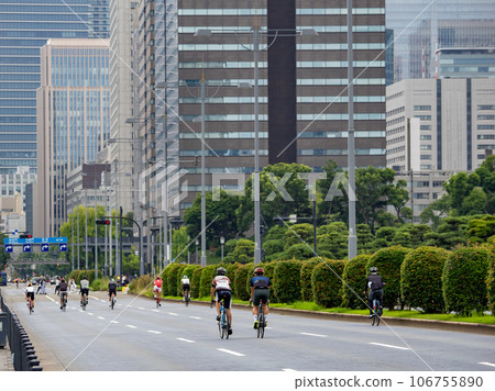 [Palace Cycling] Uchibori Street in front of the Imperial Palace is open to bicycles every Sunday 106755890
