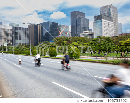 [Palace Cycling] Uchibori Street in front of the Imperial Palace is open to bicycles every Sunday 106755892