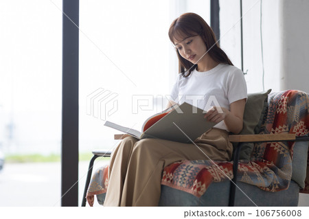 可愛的女人在沙發上看書 106756008