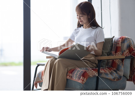 可愛的女人在沙發上看書 106756009