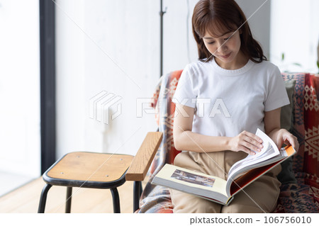 可愛的女人在沙發上看書 106756010