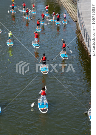 Stand up paddle surfing 106756087