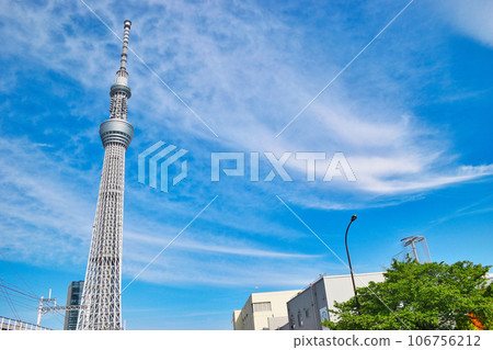 東京晴空塔在藍天的映襯下熠熠生輝(東京都墨田區) 東京晴空塔在藍天的映襯下熠熠生輝(東京都墨田區) 106756212