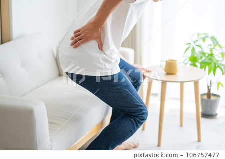 Man with back pain/back pain 106757477