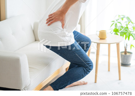 背痛的男人/背痛 背痛的男人/背痛 106757478
