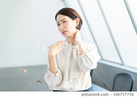 一位擔心空調溫度的女性 一位擔心空調溫度的女性 106757730