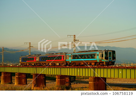 2000 series + N2000 series bathed in the morning sun and sent to Matsuyama 106758119