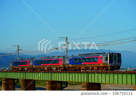 由N2000系列領先車輛駕駛的特急宇和海 106758121