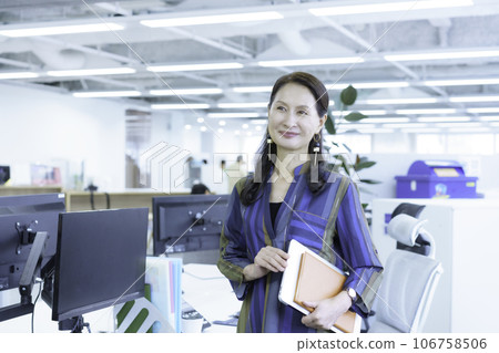 站在辦公室的一位高級女商人的肖像 106758506