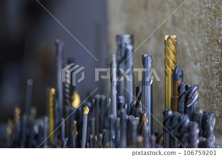 Close-up scene group of the used flat or square solid end mill. Close-up scene group of the used flat or square solid end mill. 106759201