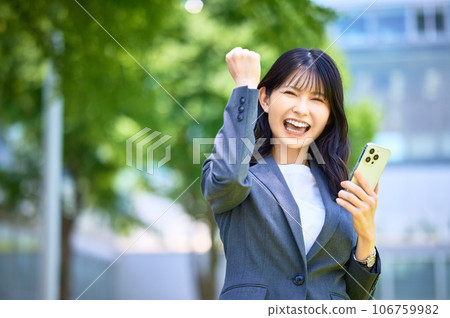 操作智能手機的女商人 操作智能手機的女商人 106759982
