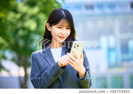 操作智能手機的女商人 操作智能手機的女商人 106759983