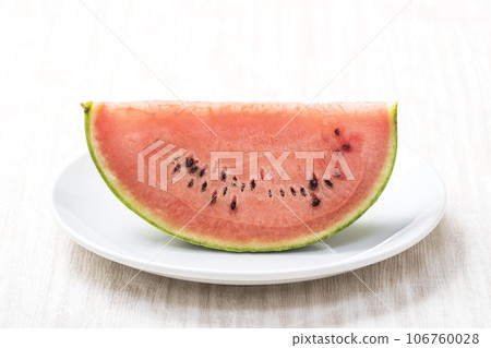 新鮮西瓜、切開的西瓜、小玉西瓜、夏季形象、小玉西瓜、皮諾女孩形像素材 106760028