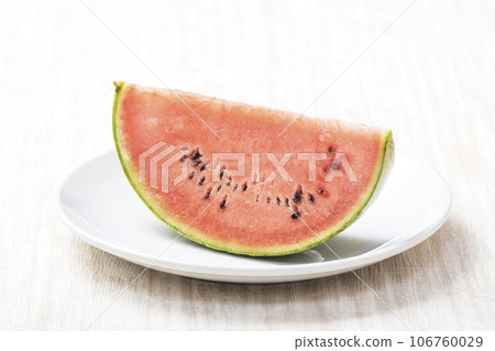 新鮮西瓜、切開的西瓜、小玉西瓜、夏季形象、小玉西瓜、皮諾女孩形像素材 106760029