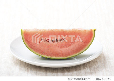 新鮮西瓜、切開的西瓜、小玉西瓜、夏季形象、小玉西瓜、皮諾女孩形像素材 106760030