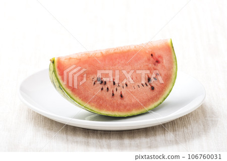 新鮮西瓜、切開的西瓜、小玉西瓜、夏季形象、小玉西瓜、皮諾女孩形像素材 106760031