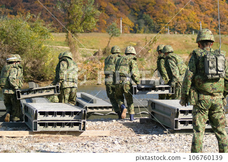 陸上自衛隊進行渡河訓練 陸上自衛隊進行渡河訓練 106760139