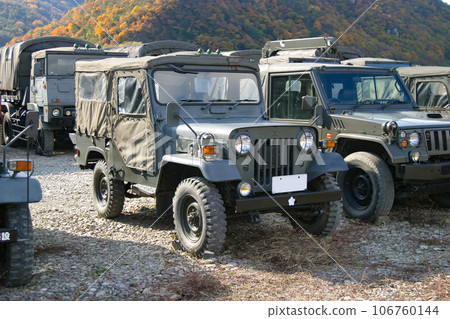 停放的地面自衛隊小型卡車 106760144