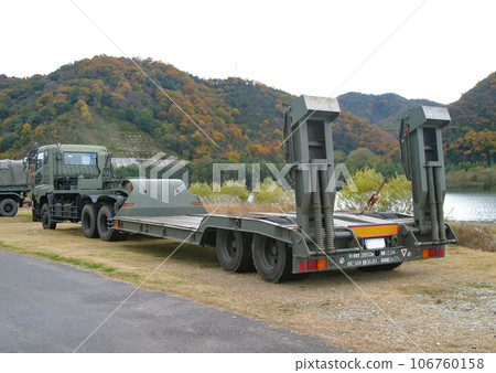 停在河床上的陸上自衛隊中型半掛車 106760158